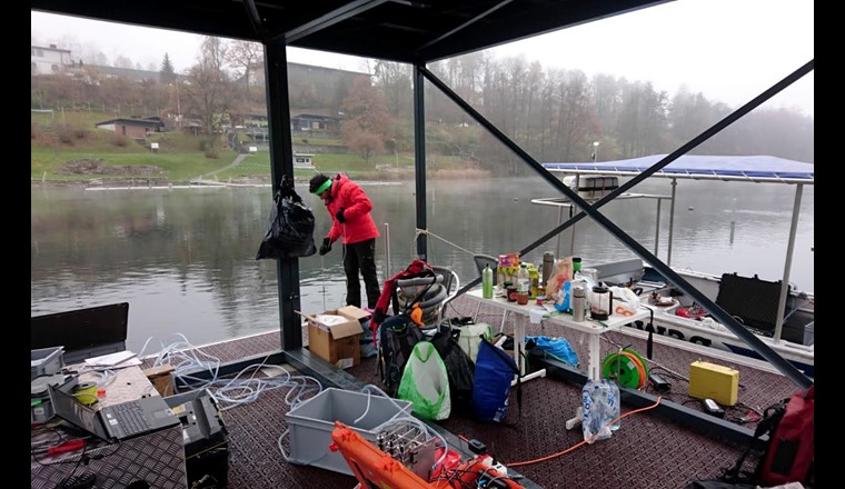 Les mesures sur le Rotsee ont été réalisées pendant 48 heures sans interruption en novembre. Les chercheuses et chercheurs ont travaillé en se relayant. (Photo : Guillaume Cunillera, EPFL)