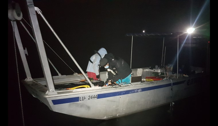 Die Messungen auf dem Rotsee wurden im November 48 Stunden lang kontinuierlich bei Tag und Nacht durchgeführt. Die Forschenden arbeiteten in Schichten. (Foto: Damien Bouffard, Eawag)