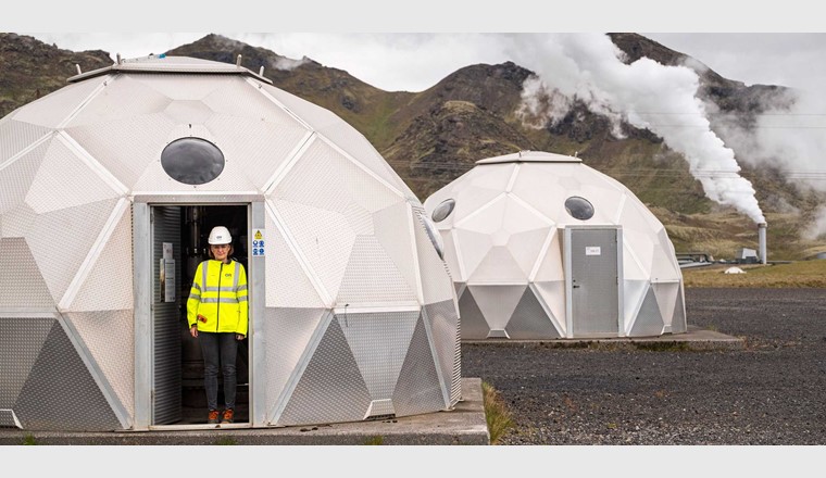Das in der Schweiz abgeschiedene und verflüssigte Kohlendioxid wird vom geothermischen Kraftwerk in Hellisheiði, Island, in den Untergrund verpresst, um dort in den bestehenden Bohrlöchern dauerhaft mineralisiert zu werden. (Foto: Carbfix)