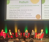 Podiumsdiskussion mit Moderatorin Alexandra Märki (v. l), Samuel Vogel, Priska Wismer-Felder, Daniela Decurtins, Frank Rutschmann und Thomas Kappeler Podiumsdiskussion mit Moderatorin Alexandra Märki (v. l), Samuel Vogel, Priska Wismer-Felder, Daniela Decurtins, Frank Rutschmann und Thomas Kappeler