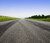 Nicht nur bei extremen Manövern wird Reifenabrieb erzeugt, sondern auch während jeder «normalen» Fahrt - und dabei wird Reifenmaterial in die Umwelt freigesetzt. (©AdobeStock) Nicht nur bei extremen Manövern wird Reifenabrieb erzeugt, sondern auch während jeder «normalen» Fahrt - und dabei wird Reifenmaterial in die Umwelt freigesetzt. (©AdobeStock)