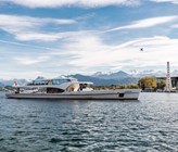 Die MS Saphir soll bald mit Wasserstoff auf dem Vierwaldstättersee unterwegs sein. 
(© Schifffahrtsgesellschaft des Vierwaldstättersees, SGV) Die MS Saphir soll bald mit Wasserstoff auf dem Vierwaldstättersee unterwegs sein. 
(© Schifffahrtsgesellschaft des Vierwaldstättersees, SGV)
