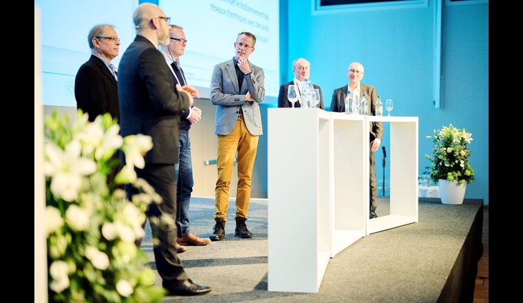 Rege Diskussion über digitale Hilftsmittel, bürokratische Hürden, Fachkräftemangel, Wissenstransfer und Wünsche für morgen. In der Mitte: Podiumsmoderator Professor Matthias Sulzer von der Empa. (© M. Friedrich/TNS)