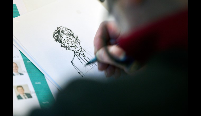 Alle Referenten erhielten als Geschenk eine Karikatur. (© M. Friedrich/TNS)