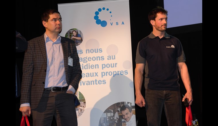 Vlad Hasmatuchi (à gauche) et Sébastien Luisier ont présenté DuoTurbo, un système de turbinage de l’eau potable.