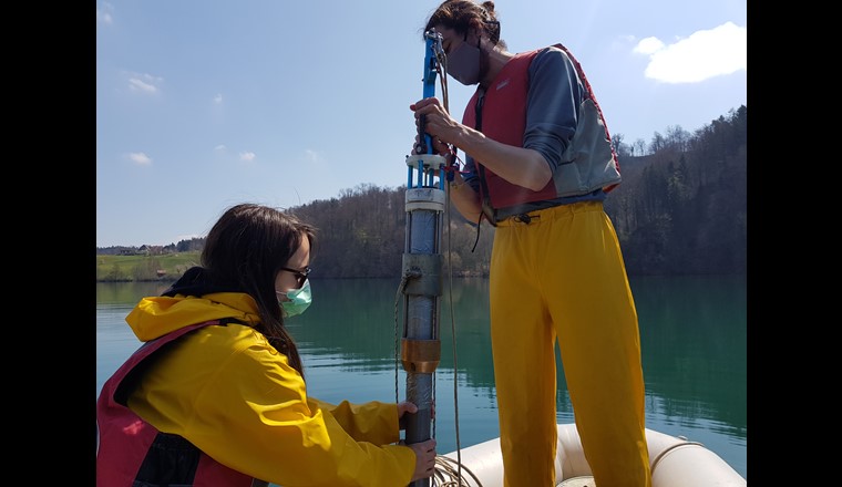 Fig. 1 Entnahme eines Sedimentskerns im Wohlensee.