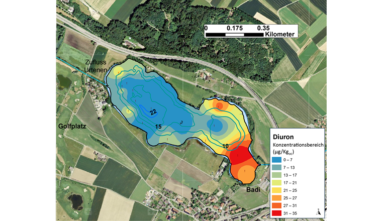 Fig. 3a Räumliche Verteilung der Konzentrationen des Herbizids Diuron im Moossee-Oberflächensediment. Basierend auf punktueller Sedimentprobenahme im Moossee (markiert als «!») wurde die Konzentrationsverteilung invers gewichtet interpoliert (ArcGIS Version 10.4).