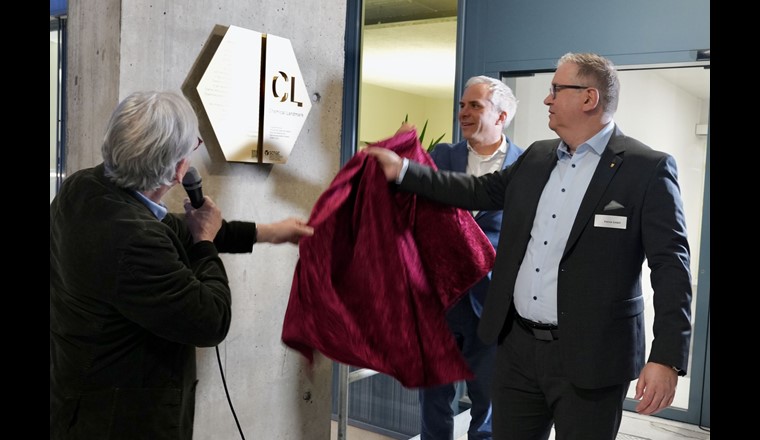 Enthüllung des Chemical Landmarks durch  Philippe Moreillon, Präsident der SCNAT, und Martin Ackermann, Direktor der Eawag, und Patrick Schärli, Gemeinderatspräsident von Dübendorf (v.l.). (© Andres Jordi)