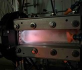 Um den Einsatz von Wasserstoff in Flugzeugturbinen zu ermöglichen, untersucht die ETH Zürich dessen Brennverhalten. Wasserstoff-Flammen (Foto) rufen thermo-akustische Schwingungen hervor, die zu unerwünschten Vibrationen führen können, welche die Triebwerke beschädigen. (© ETHZ) Um den Einsatz von Wasserstoff in Flugzeugturbinen zu ermöglichen, untersucht die ETH Zürich dessen Brennverhalten. Wasserstoff-Flammen (Foto) rufen thermo-akustische Schwingungen hervor, die zu unerwünschten Vibrationen führen können, welche die Triebwerke beschädigen. (© ETHZ)