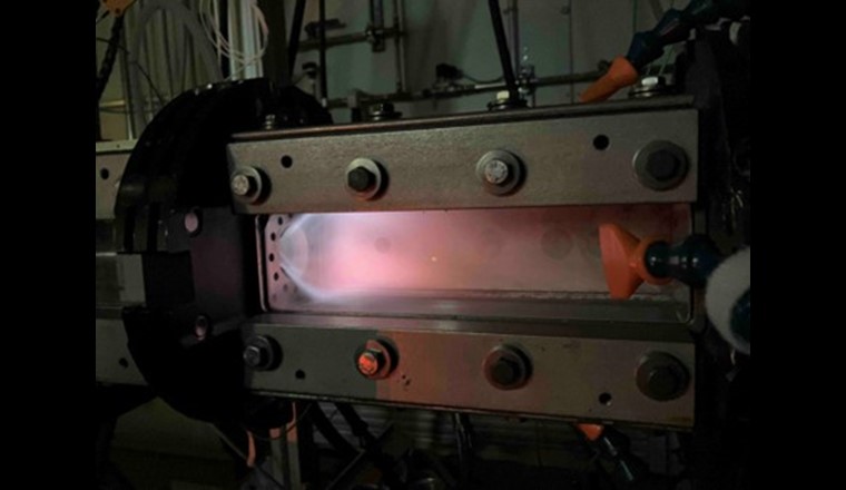 Um den Einsatz von Wasserstoff in Flugzeugturbinen zu ermöglichen, untersucht die ETH Zürich dessen Brennverhalten. Wasserstoff-Flammen (Foto) rufen thermo-akustische Schwingungen hervor, die zu unerwünschten Vibrationen führen können, welche die Triebwerke beschädigen. (© ETHZ)
