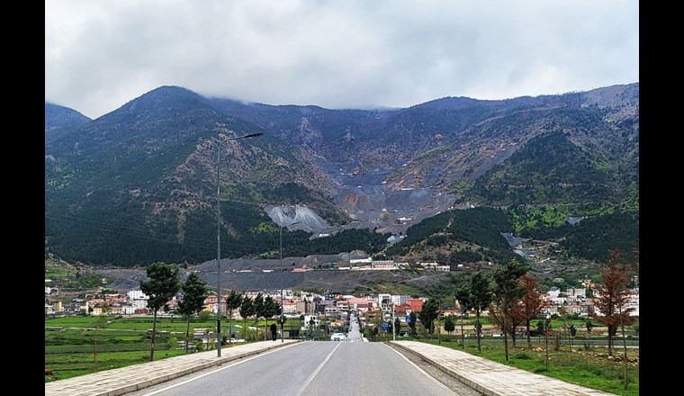 Vue de la mine de chrome de Bulqizë en Albanie
(© B. Muceku)