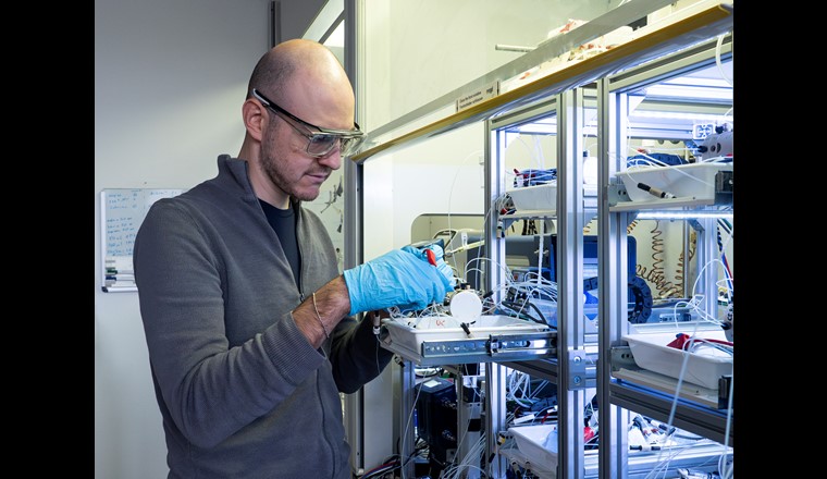 Alessandro Senocrate vom Energy Conversion Labor der Empa in Dübendorf. (© Empa)