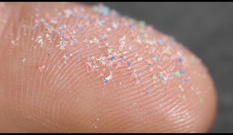 D'ora in poi nell'UE verrà utilizzato un metodo standardizzato per la misurazione delle microplastiche. (Immagine: Adobe Stock)