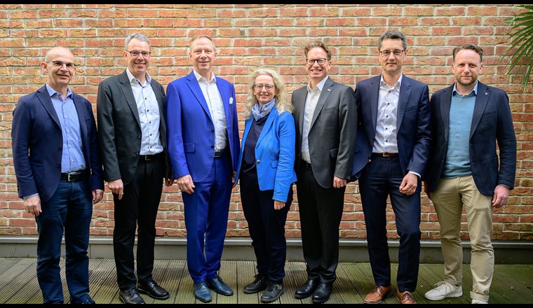 (de gauche à droite) Martin Sager (directeur de la SSIGE), Diego Modolell (responsable du secteur gaz et chauffage à distance de la SSIGE), Stefan Wagenhofer (vice-président de l'ÖVGW), Daniela Decurtins (directrice de la VSG), Wolfgang Nöstlinger (président de l'ÖVGW), Markus Last (vice-président de la DVGW), Björn Munko (responsable des technologies gazières et des systèmes énergétiques de la DVGW) (Photo : ÖVGW)