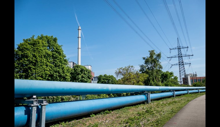 Tubi del teleriscaldamento in una zona industriale (Immagine: Adobe Stock)