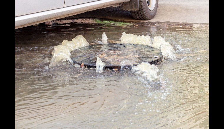 Wasser aus dem Abwassersystem drückt auf die Strasse. (Bild: Adobe Stock)