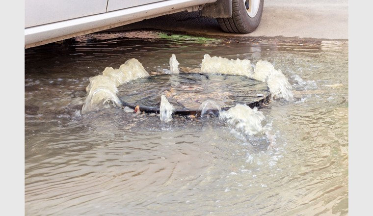 Wasser aus dem Abwassersystem drückt auf die Strasse. (Bild: Adobe Stock)