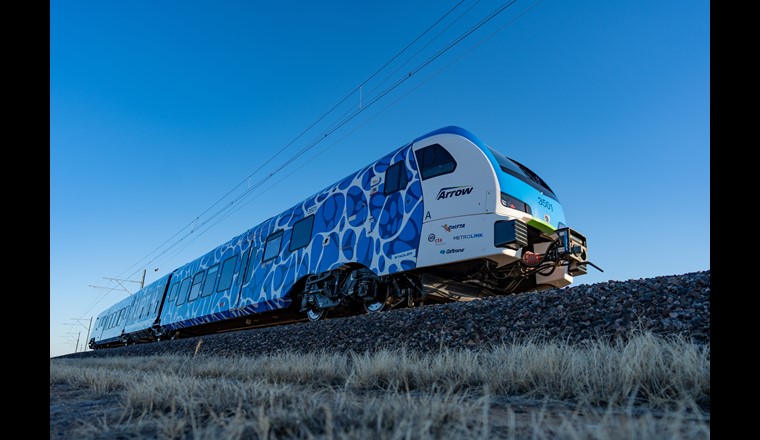 Dass mit einer Wasserstoff-Tankfüllung 2803 Kilometer ohne Nachtanken oder Aufladen erreicht wurden, sind Beweis für Einsatz von Wasserstoff im  Schienenverkehr. Im Bild: FLIRT H2 von Stadler, mit dem der Weltrekord in Colorado, USA, erbracht wurde. (© Stadler)