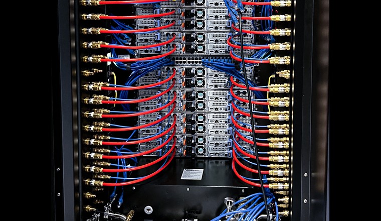 Eine neu entwickelte «On-Chip-Flüssigkeitskühlung» sorgt für eine optimale Wärmerückgewinnung in Rechenzentren. (© ZutaCore)