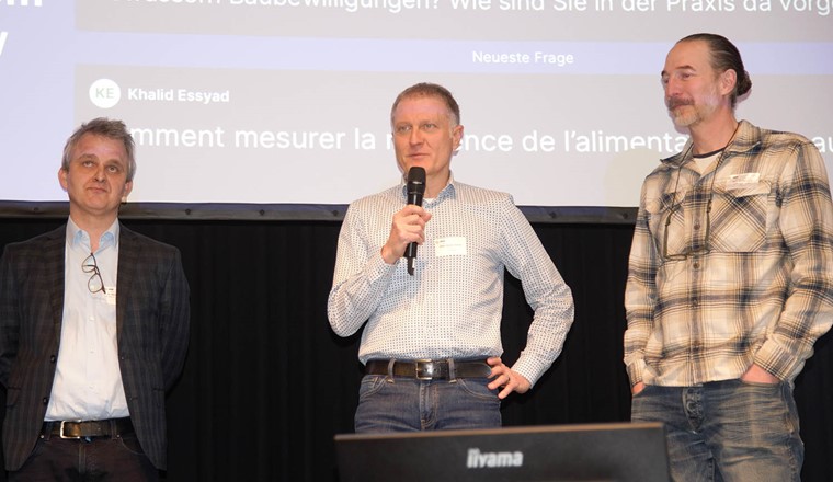 Michael Schärer, Stefan Hasler et Niels Werdenberg (de g. à d.) répondent aux questions sur la protection préventive des ressources, les terres éponges et la ville éponge. (Image: SVGW)