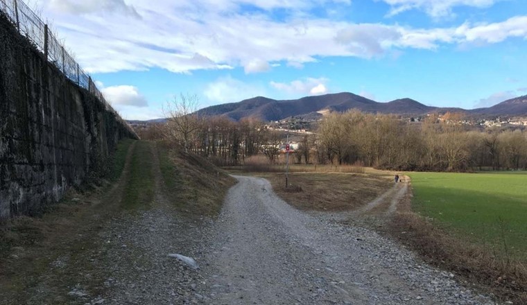 Vorher: Das Gebiet bei Genestrerio vor der Revitalisierung mit der eingedolten Strecke unter dem Rebberg am linken Bildrand. (Bild: Comal.ch)