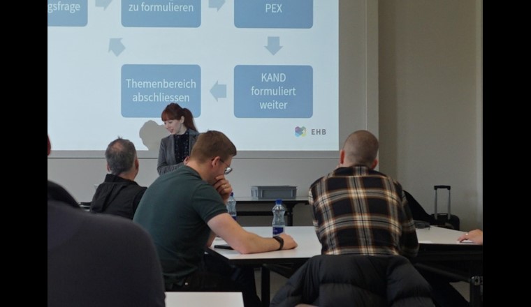 Wie sieht die Rolle eines Prüfungsexperten aus, und was macht ihn aus? Dies und noch sehr viel anderes brachte Franziska Wettstein den rund vierzig Kursteilnehmenden an der EHB in Zollikofen gekonnt näher. (Ank)