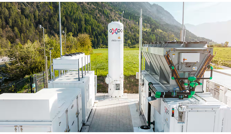 Die Anlage produziert jährlich bis zu 350 Tonnen Wasserstoff und nutzt dafür den Strom des Wasserkraftwerks Reichenau. (Bild: Axpo)