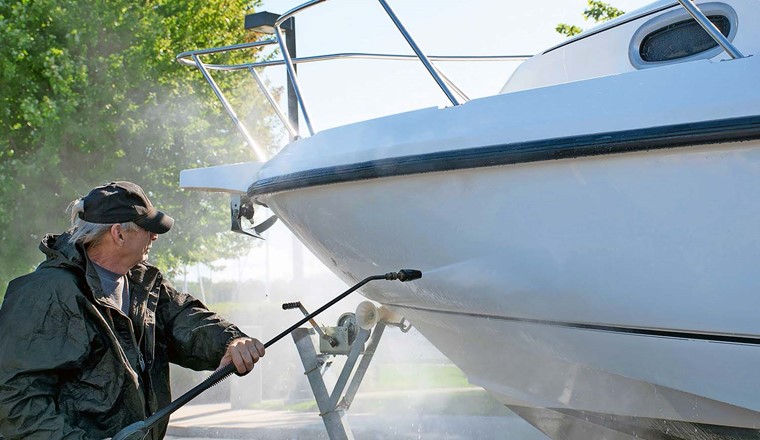 Die Innerschweizer Kantone führen eine Reinigungspflicht ein für Boote, wenn diese von einem See zum anderen transportiert werden. Die Verbreitung invasiver Arten, soll damit verhindert werden. (Bild: AdobeStock)