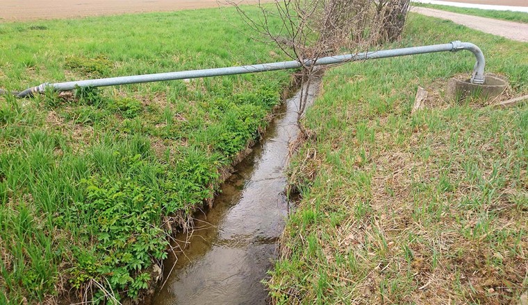 Wasserentnahmen aus kleinen Bächen oder dem Grundwasser werden in Trockenperioden zunehmend zum Politikum. Es werden regionale oder überkantonale Konzepte verlangt. (Bild: A. Bryner)