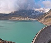 Mit einer Erhöhung der Staumauer des Griessees am Nufenenpass soll die Speicherwasserkraft mit möglichst geringen Auswirkungen auf Biodiversität und Landschaft ausgebaut werden. (Bilder: AdobeStock, C. Eder) Mit einer Erhöhung der Staumauer des Griessees am Nufenenpass soll die Speicherwasserkraft mit möglichst geringen Auswirkungen auf Biodiversität und Landschaft ausgebaut werden. (Bilder: AdobeStock, C. Eder)