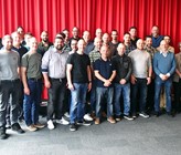 Die Klärwerkfachmänner, die die Urkunden persönlich entgegennehmen konnten. Ebenfalls auf dem Foto: Anja Herlein und Peter Lehmann (ganz rechts).
Die neuen Klärwerkfachmänner
Kandidaten VSA: Borkholz Sascha, Bürgi Matthias, Gerber Roman, Glaus Marcel, Heimberg Daniel, Jähn Patrick, Jörimann Roger, Kälin Stefan, Keller Swen, Kühn Oliver, Meister Steven, Mete George, Moos Manuel, Pfister Andreas, Piscopo Gian Luca, Rampa Kim, Rölli Willi, Schaffner Samuel, Schatt Stefan, Schenk Marc, Schmid Louis, Soller Mario, Spichtig Stefan, Spreng Fabian, Strasser Daniel, Streit Christoph, Wursteisen Marco
und sechs erfolgreiche Absolventen, die ihre Namen nicht veröffentlichen möchten Die Klärwerkfachmänner, die die Urkunden persönlich entgegennehmen konnten. Ebenfalls auf dem Foto: Anja Herlein und Peter Lehmann (ganz rechts).
Die neuen Klärwerkfachmänner
Kandidaten VSA: Borkholz Sascha, Bürgi Matthias, Gerber Roman, Glaus Marcel, Heimberg Daniel, Jähn Patrick, Jörimann Roger, Kälin Stefan, Keller Swen, Kühn Oliver, Meister Steven, Mete George, Moos Manuel, Pfister Andreas, Piscopo Gian Luca, Rampa Kim, Rölli Willi, Schaffner Samuel, Schatt Stefan, Schenk Marc, Schmid Louis, Soller Mario, Spichtig Stefan, Spreng Fabian, Strasser Daniel, Streit Christoph, Wursteisen Marco
und sechs erfolgreiche Absolventen, die ihre Namen nicht veröffentlichen möchten