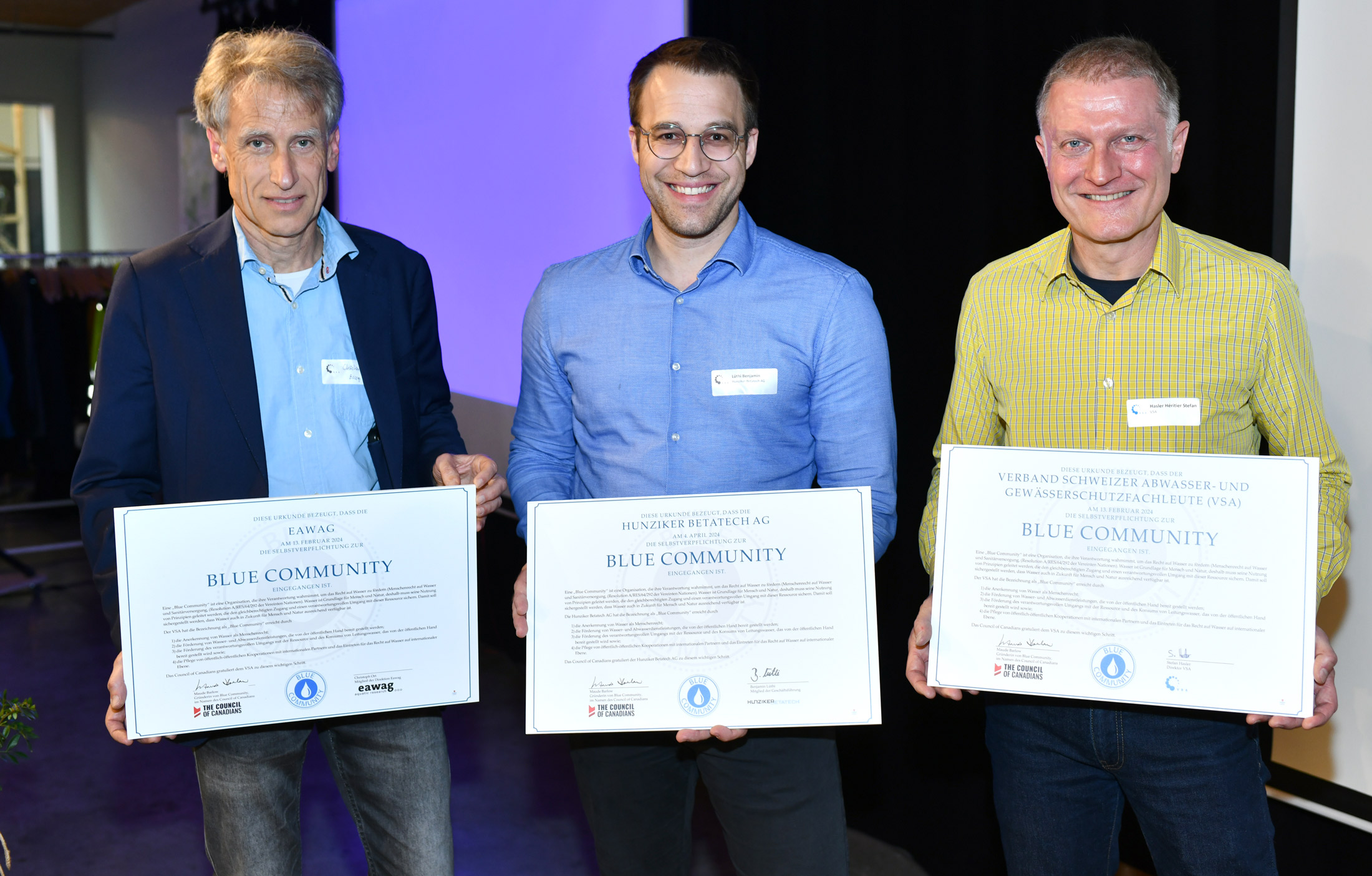 Von links nach rechts: Christian Stamm (Mitglied der Eawag-Direktion), Benjamin Lüthi (Mitglied der Geschäftsführung der Hunziker Betatech AG ) und VSA-Direktor Stefan Hasler erhalten die Blue Community Urkunde. Foto: Covino/VSA