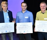 Von links nach rechts: Christian Stamm (Mitglied der Eawag-Direktion), Benjamin Lüthi (Mitglied der Geschäftsführung der Hunziker Betatech AG ) und VSA-Direktor Stefan Hasler erhalten die Blue Community Urkunde. Foto: Covino/VSA Von links nach rechts: Christian Stamm (Mitglied der Eawag-Direktion), Benjamin Lüthi (Mitglied der Geschäftsführung der Hunziker Betatech AG ) und VSA-Direktor Stefan Hasler erhalten die Blue Community Urkunde. Foto: Covino/VSA