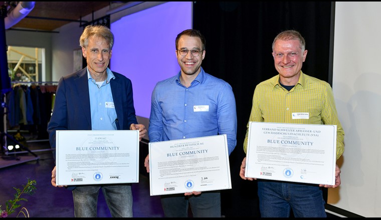V. l.: Christian Stamm (Mitglied Eawag-Direktion), Benjamin Lüthi (Mitglied Geschäftsführung der Hunziker Betatech AG HBT) und VSA-Direktor Stefan Hasler erhalten die Blue Community Urkunde. (©VSA)