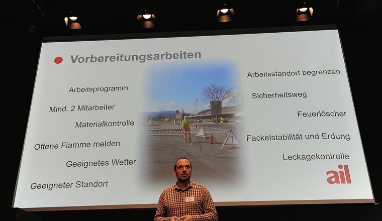 Fig. 3 Sicheres Entleeren von Gasleitungen: Daniele Grespi von AIL stellte die erforderlichen Vorbereitungsarbeiten für das Abfackeln vor.