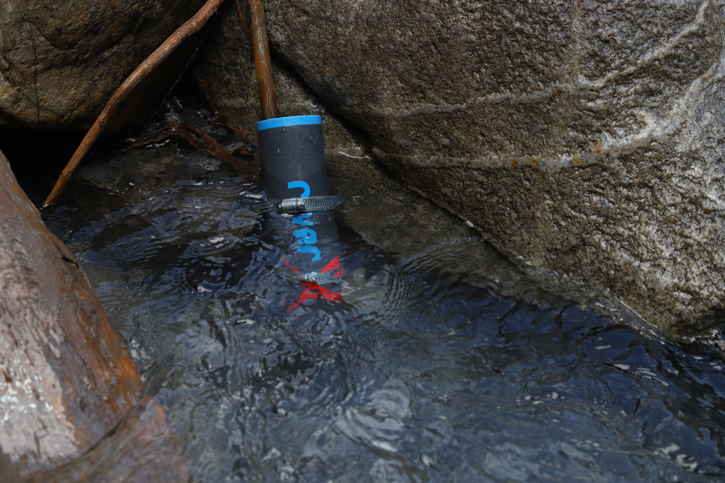 Der Sensor wird am Rand des Flusses befestigt. (Bild: ETH Zürich/Jessica Droujko)