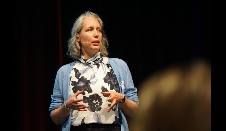 Bettina Bordenet machte zusammen mit Matthias Hafner, beide SVGW, eine fulminante Tour d’Horizon durch die jüngste Entwicklung Europäischer Wasserstoffnetze, zu bearbeitende und geplante Richtlinien des SVGW und durch die Welt der internationalen, europäischen und nationalen Normengremien zu H₂.