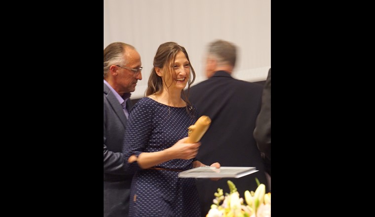 Brunnenmeisterin Anita Heller. Links im Bild: Samuel Wittwer, Vorsitzender der Prüfungskommission B-UK1.