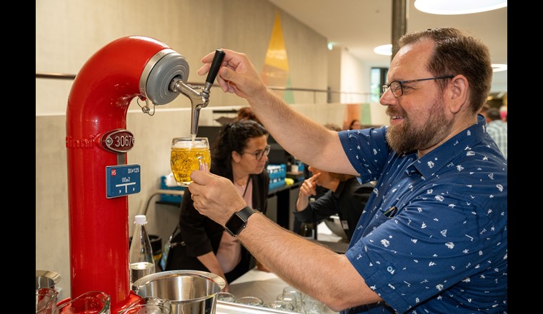 Aus zwei grosse Bierhydranten wurde das Bier in die Humpen zum Anstossen gezapft. (© Beni Meier)