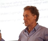 Ennio Sinigaglia, CEO Transitgas AG, gab einen Einblick in die technischen Schwierigkeiten, die eine Verlegung einer H₂-Leitung im bestehenden Transitgasstollen mit sich bringt. Ennio Sinigaglia, CEO Transitgas AG, gab einen Einblick in die technischen Schwierigkeiten, die eine Verlegung einer H₂-Leitung im bestehenden Transitgasstollen mit sich bringt.