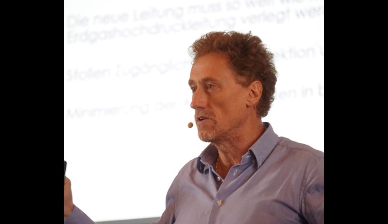 Ennio Sinigaglia, CEO Transitgas AG, gab einen Einblick in die technischen Schwierigkeiten, die eine Verlegung einer H₂-Leitung im bestehenden Transitgasstollen mit sich bringt.