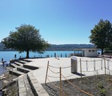 Die Sitzstufen im Mündungsbereich in Richtung Dorfbach und See ermöglichen den Zugang zum Wasser und laden zum Verweilen ein. (© Basler & Hofmann AG) Die Sitzstufen im Mündungsbereich in Richtung Dorfbach und See ermöglichen den Zugang zum Wasser und laden zum Verweilen ein. (© Basler & Hofmann AG)