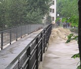 Brücke bei einem der örtlich bisher grössten Hochwasser. Kommt es künftig infolge der Klimaveränderung zu höheren Abflüssen, droht an gewissen Gewässerabschnitten ein sprunghafter Anstieg der Schäden. (Bild: Mobiliar Lab für Naturrisiken/Rolf Ryser/CC BY-SA 4.0) Brücke bei einem der örtlich bisher grössten Hochwasser. Kommt es künftig infolge der Klimaveränderung zu höheren Abflüssen, droht an gewissen Gewässerabschnitten ein sprunghafter Anstieg der Schäden. (Bild: Mobiliar Lab für Naturrisiken/Rolf Ryser/CC BY-SA 4.0)