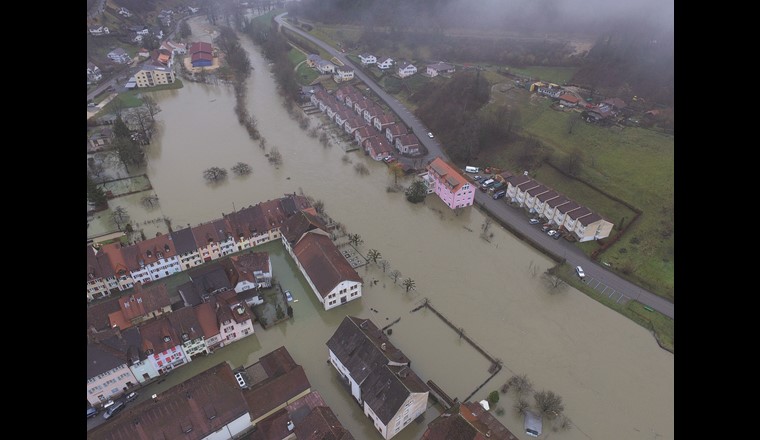 Viele Gebiete nahe von grossen Flüssen waren in der Vergangenheit bereits von Hochwassern betroffen, wie etwa St. Ursanne 2018. Kommt es künftig infolge der Klimaveränderung zu noch höheren Abflüssen, drohen an gewissen Gewässerabschnitten noch deutlich höhere Schäden. (Bild: Mobiliar Lab für Naturrisiken/Multirotors Team/CC BY-SA 4.0)