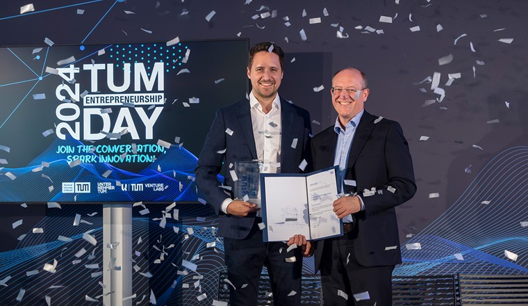 Prof. Dr. Gerhard Kramer, Geschäftsführender Vizepräsident für Forschung und Innovation der Technischen Universität München (TUM), zeichnet Stephan Herrmann, Gründer und CEO von Reverion, mit dem TUM Presidential Entrepreneurship Award 2024 aus. (Bild: TUM)