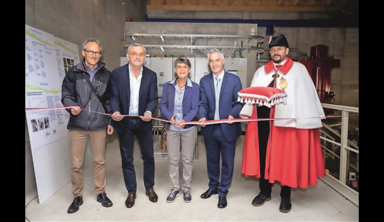 Le moment de l'inauguration (d. g.): Sébastien Apothéloz, chef du Service de l’eau Ville de Lausanne, Christian Petit, directeur général Romande Energie, Nicole Schnegg,
municipale Commune de Château-d’Oex, Pierre-Antoine Hildbrand, conseiller municipal Ville de Lausanne, Hervé Petit, huissier-chef de la Municipalité Ville de Lausanne. (© Elisabeth Fransdonk)