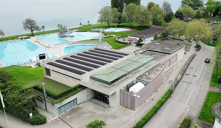 Das Seewasserwerk Arbon, wie auf dem Foto zu sehen, ist mittlerweile umgesetzt. Um die Trinkwasserversorgung von Arbon und Umgebung auch in Zukunft sicherzustellen, wird das Seewasserwerk zurzeit umgebaut, modernisiert und mit einer Ultrafiltrationsanlage ausgestattet. Damit wird eine nachhaltige Lösung für die nächsten Jahrzehnte geschaffen. Die Umsetzung dauert ca. drei Jahre und kostet rund 25 Mio. Franken. Der Umbau ist aktuell in vollem Gange. (Bild: Arbon Energie AG)