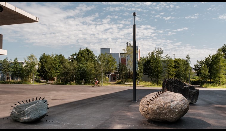 Die Kunstinstallation «Not to get lost» des Schweizer Künstlers Julian Charrière auf dem Campus-Platz zwischen dem NEST und dem neuen Laborgebäude. (Bild: Empa)