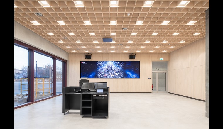 Das Erdgeschoss des neuen Laborgebäudes bietet dank Multifunktionsflächen auch Platz für Veranstaltungen. (Bild: SAM Architekten / Fabio Compagno)