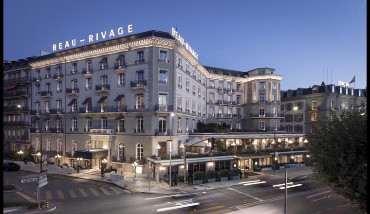 Le Restaurant Le Chat Botté de l’hôtel Beau Rivage donne directement sur le lac et jouit d'une vue panoramique sur les Alpes et le Mont-Blanc | Photos : Beau Rivage, Jörg Brockmann